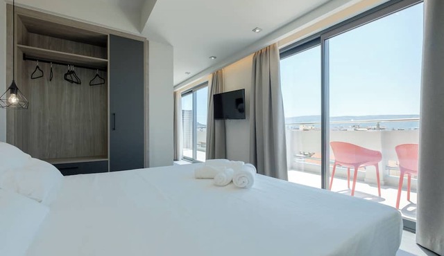 Sky-High Central Penthouse w. Stunning Views - 04