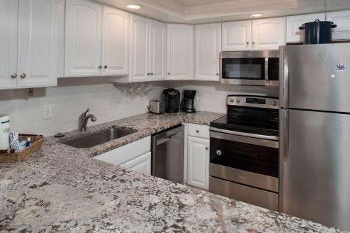 2BR Bluff Villa w Balcony Walk to Salty Dog