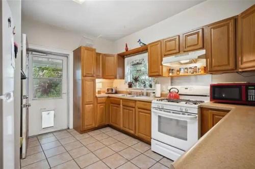 East Riverside- Great Location-Quiet &