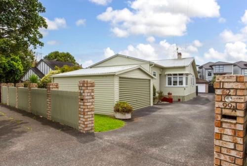Spacious Family Retreat Near Cornwall Park